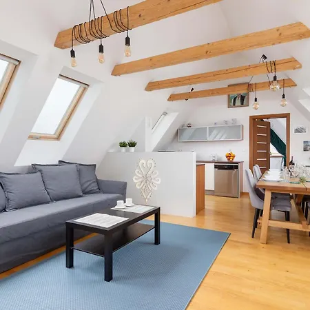 Unique With Balcony And Parking By Renters