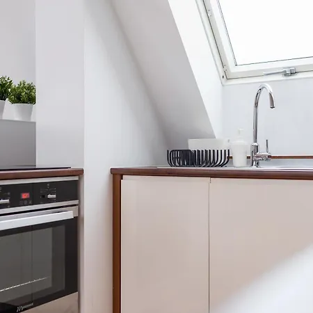 Unique With Balcony And Parking By Renters